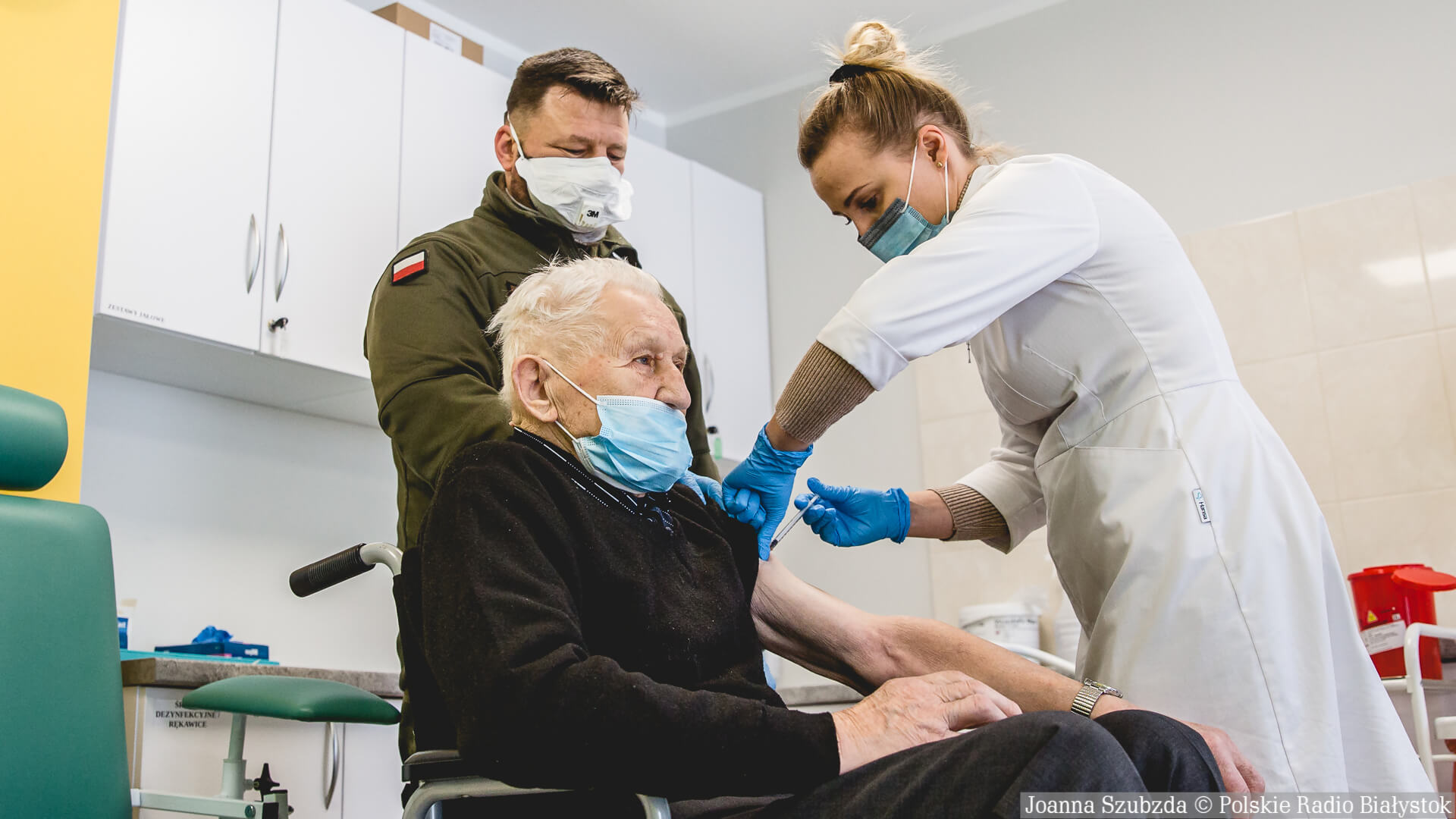 Żołnierze Wojsk Obrony Terytorialnej pomagają seniorom z Suwalszczyzny w szczepieniach przeciw Covid-19