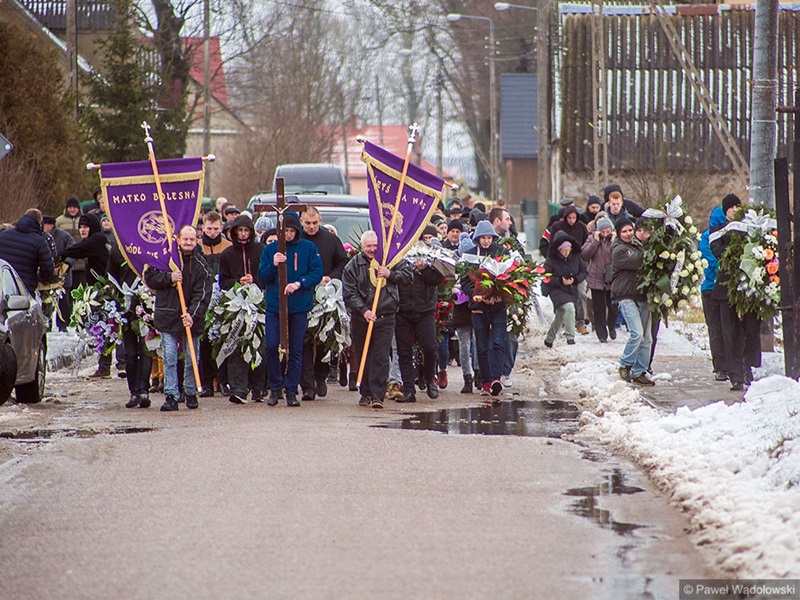 Około stu osób wzięło udział w pogrzebie 21-latka zabitego przed barem w Ełku