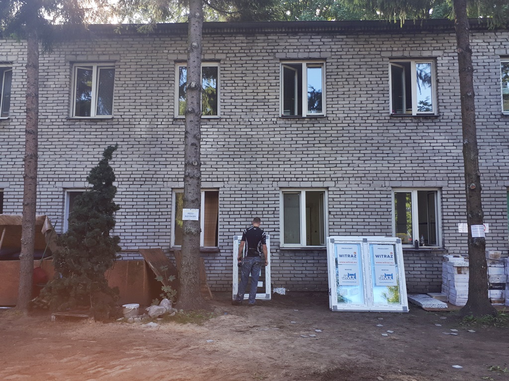 Nowe okna, drzwi i odmalowane ściany – społeczna akcja remontowania ośrodka dla bezdomnych