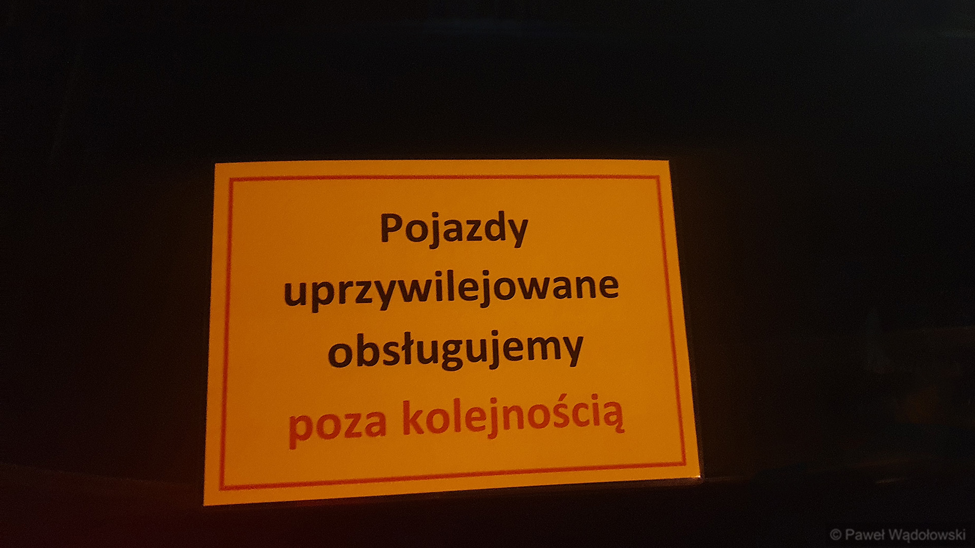 Samochody służb ratunkowych i policji będą tankować bez kolejki - informuje spółka Orlen