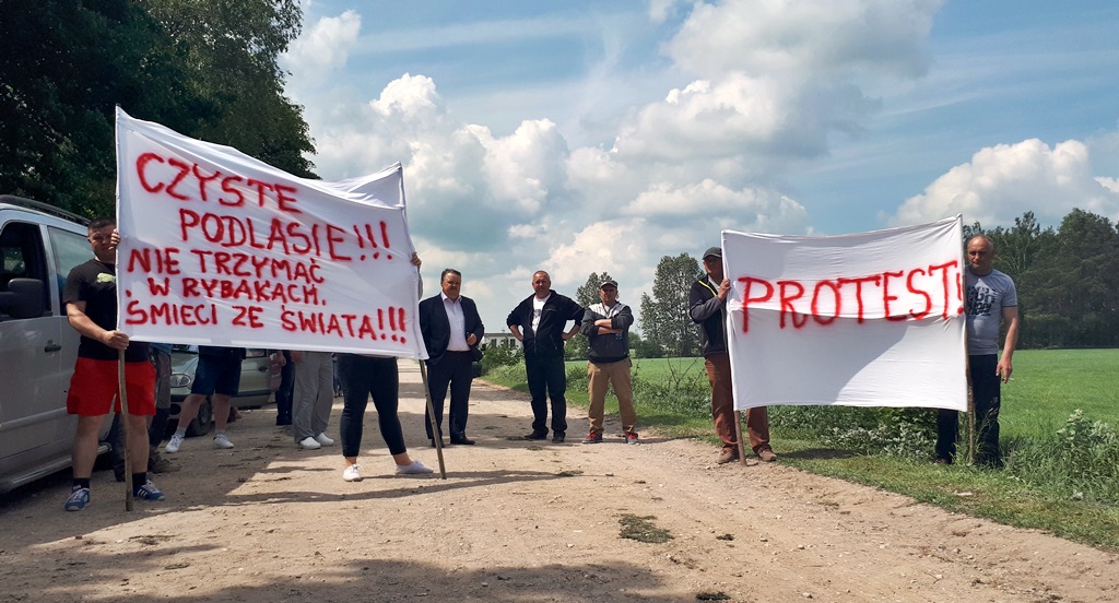 Protest mieszkańców wsi Rybaki wciąż trwa - nie chcą śmieci w pobliżu domów