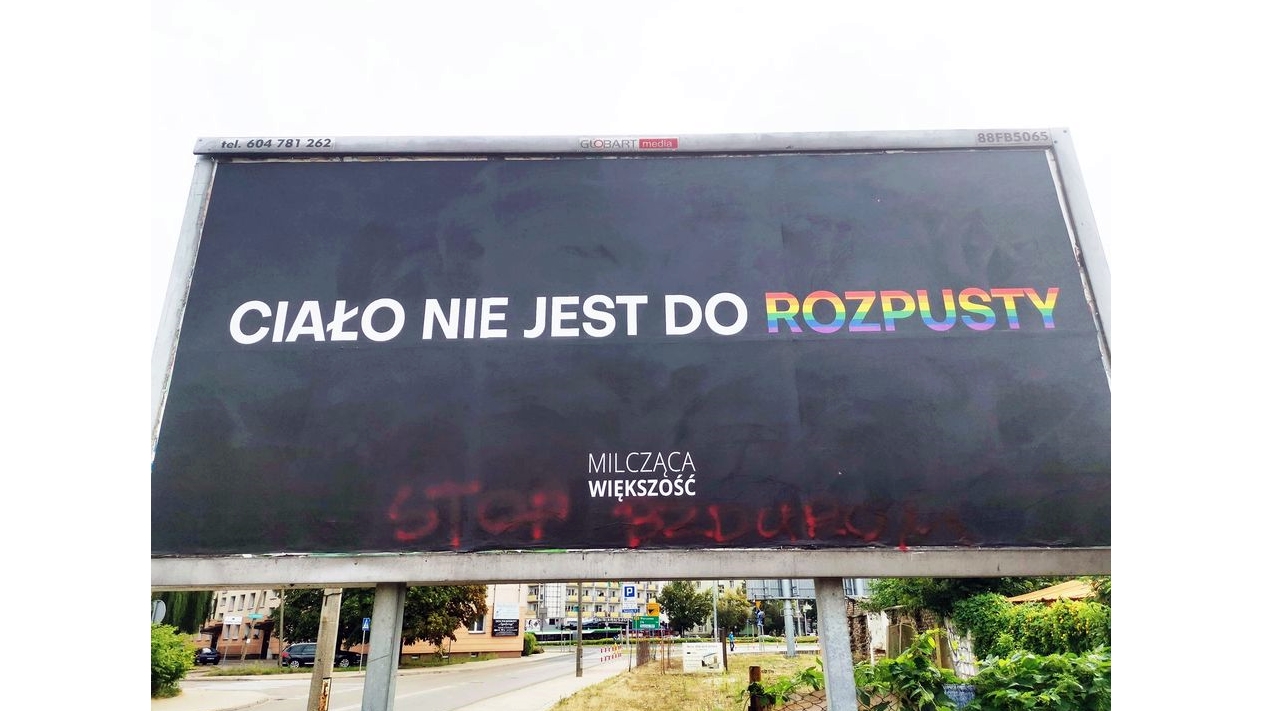 Grupa "Milcząca Większość" zgłosiła do prokuratury uszkodzenia billboardów w Białymstoku