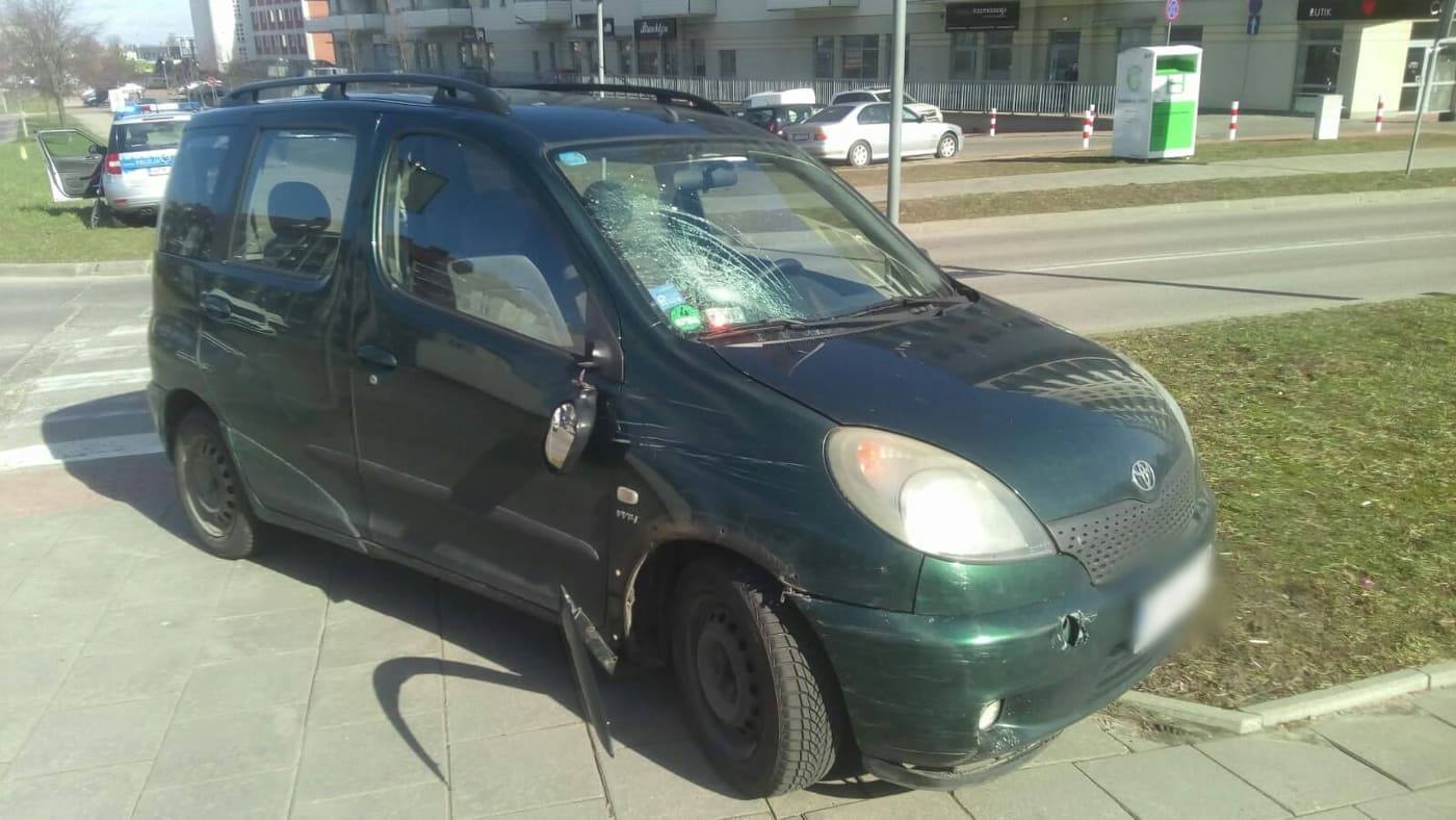 Młody kierowca potrącił pieszego na przejściu