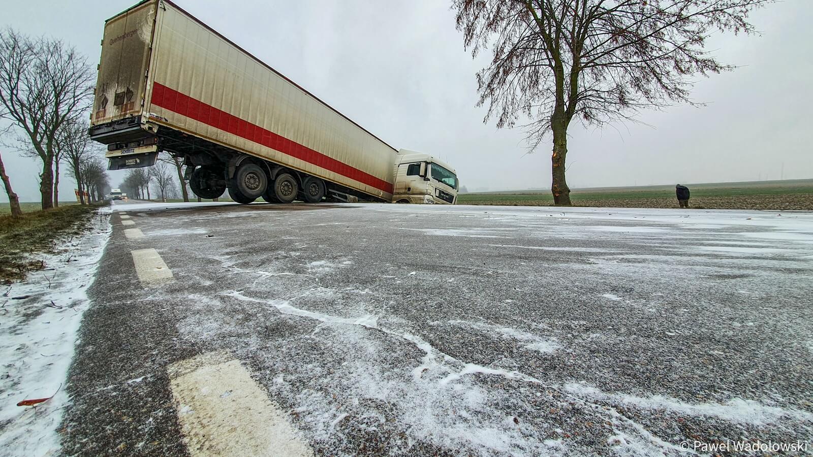 Trudna sytuacja na drogach w Podlaskiem - są bardzo śliskie