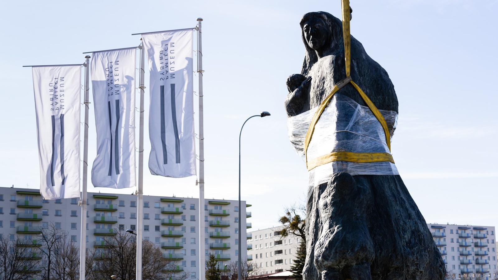 W Białymstoku rozpoczął się montaż pomnika Bohaterskich Matek Sybiraczek