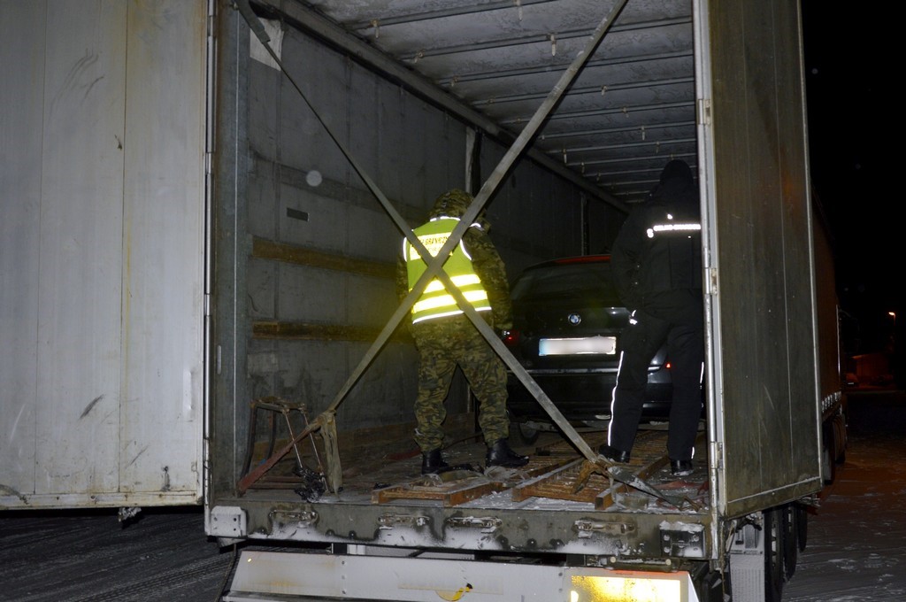 Dwa kradzione auta ukryte w naczepie litewskiego tira