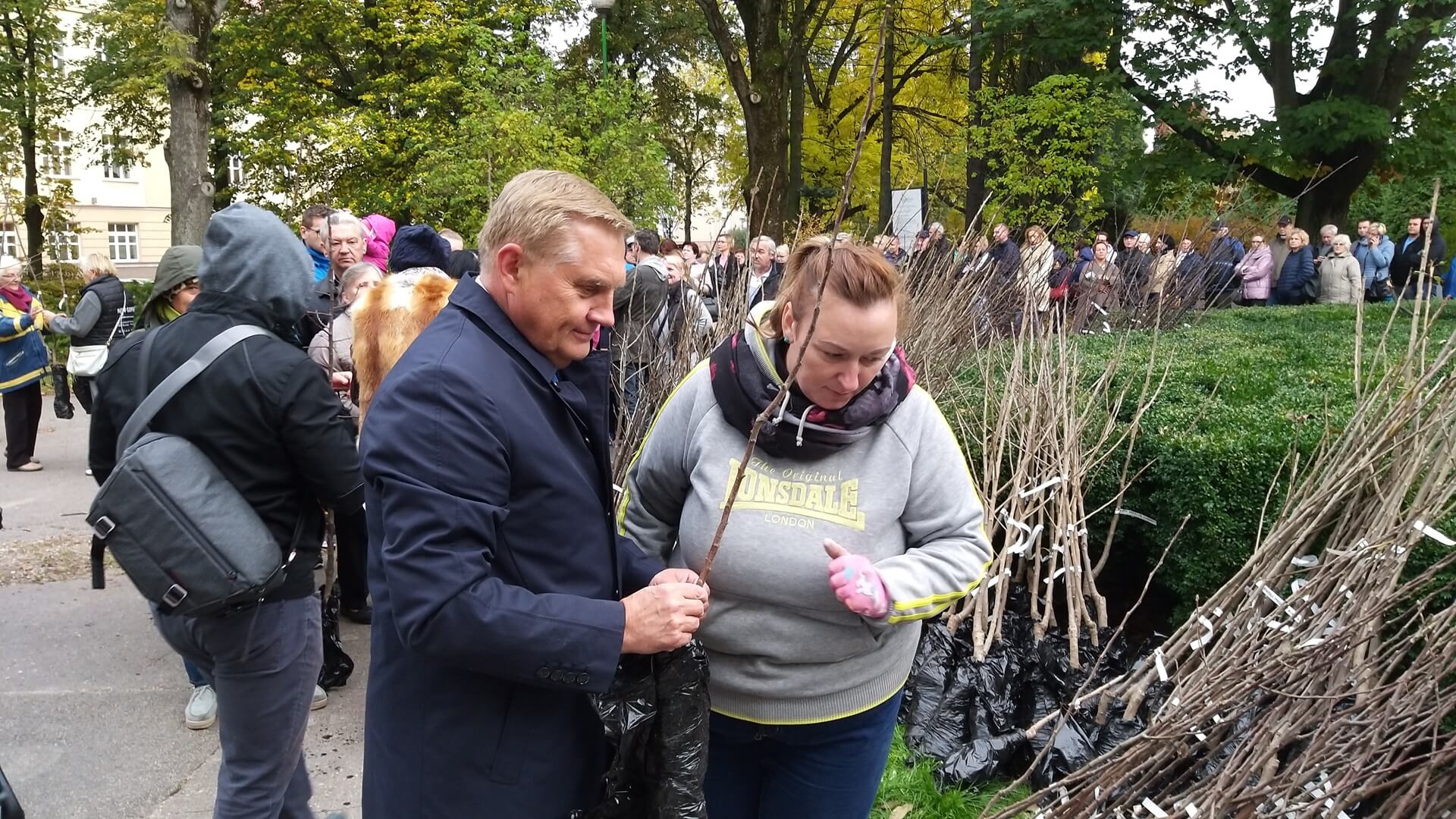W białostockim Parku Planty urzędnicy rozdali drzewka owocowe