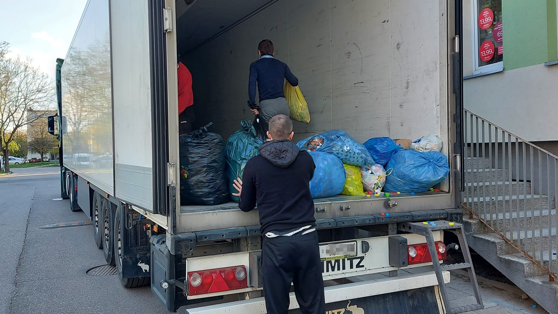 Kibice Jagiellonii pomagają potrzebującym - zebrali już ponad 300 ton nakrętek