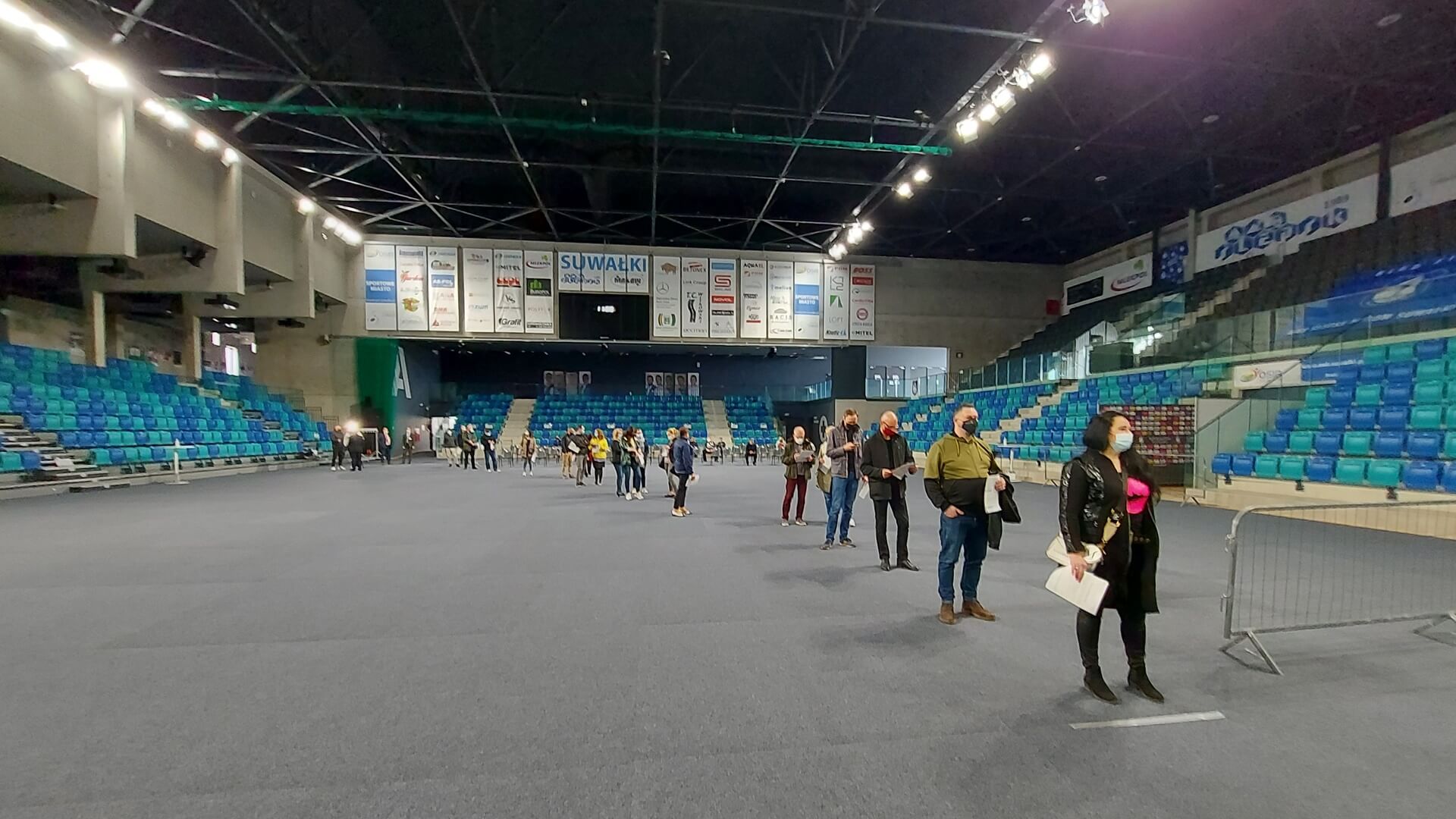 Pierwsi pacjenci odwiedzają punkt szczepień powszechnych w Suwałkach