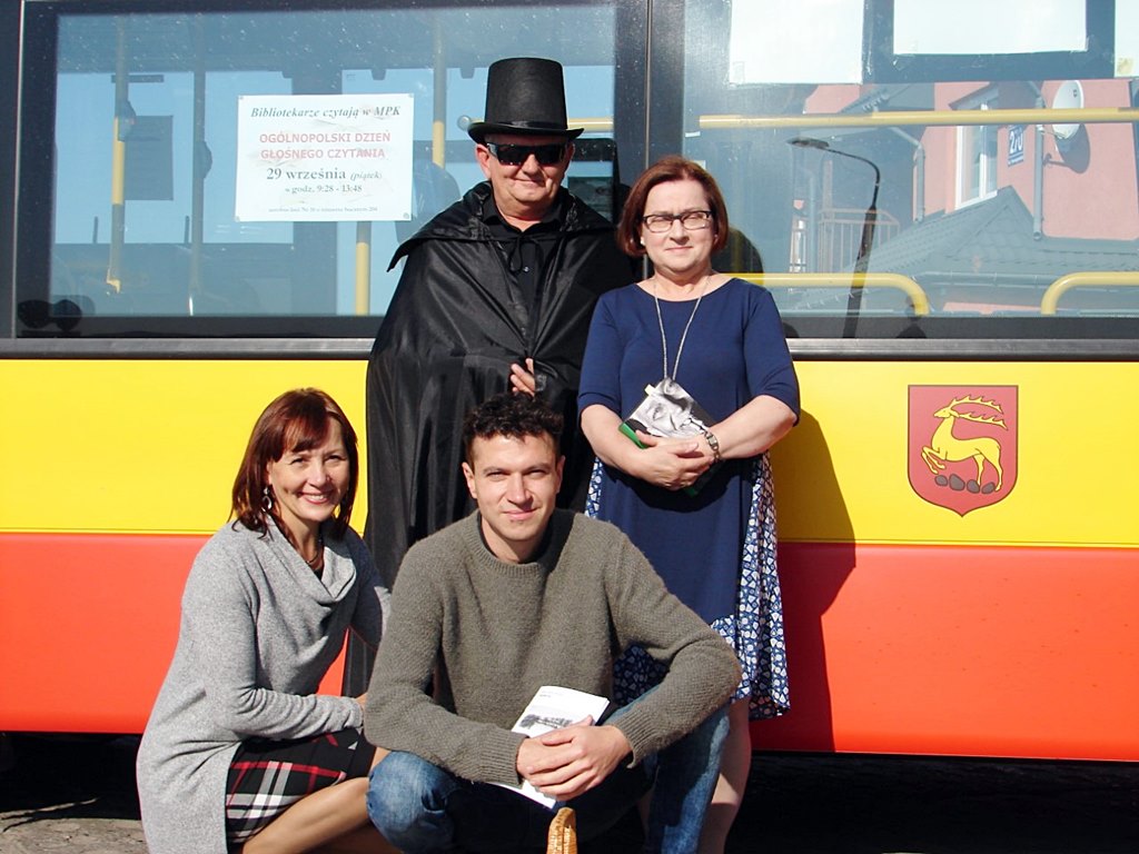 Łomżyńscy bibliotekarze umilają podróż komunikacją miejską