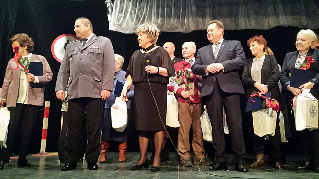 Spektakl i spotkanie opłatkowe z seniorami w Supraślu - podsumowanie projektu "Nie daj się wkręcić Babciu"