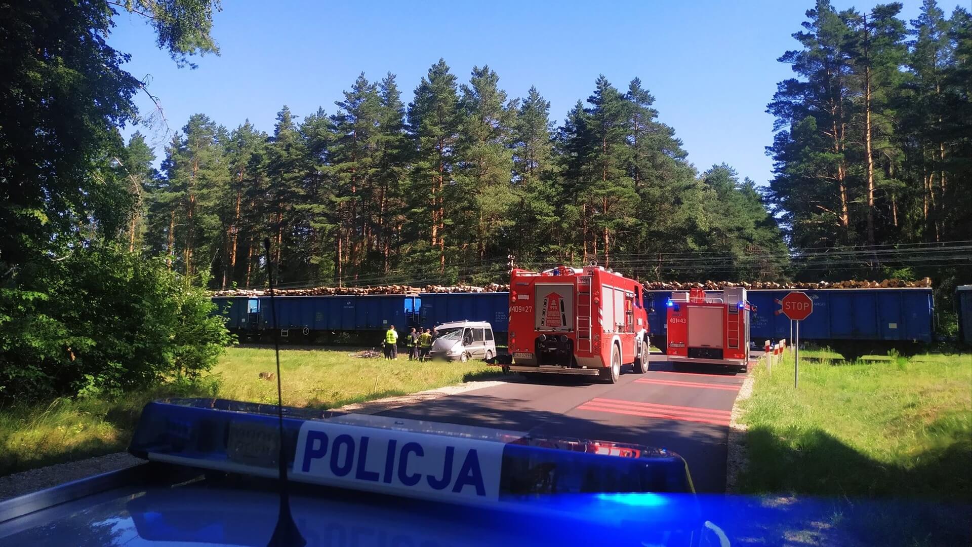 Dwie osoby ranne po zderzeniu samochodu z pociągiem na Suwalszczyźnie