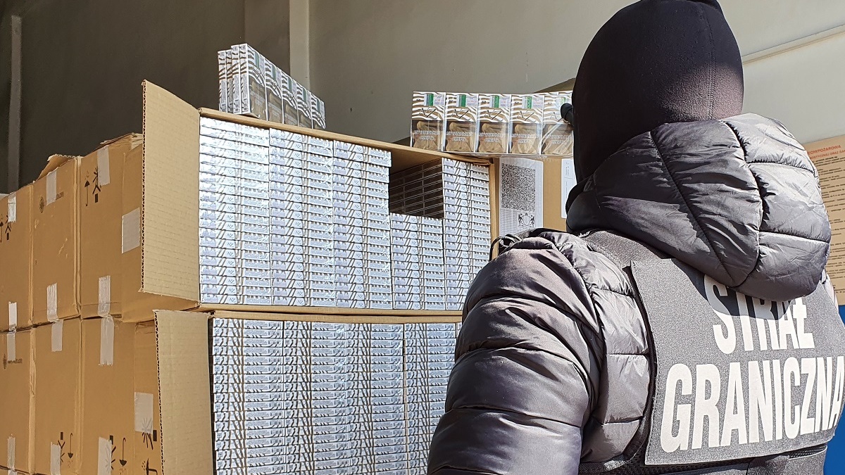 W ciężarówce zamiast drewnianych skrzyń były ukryte papierosy