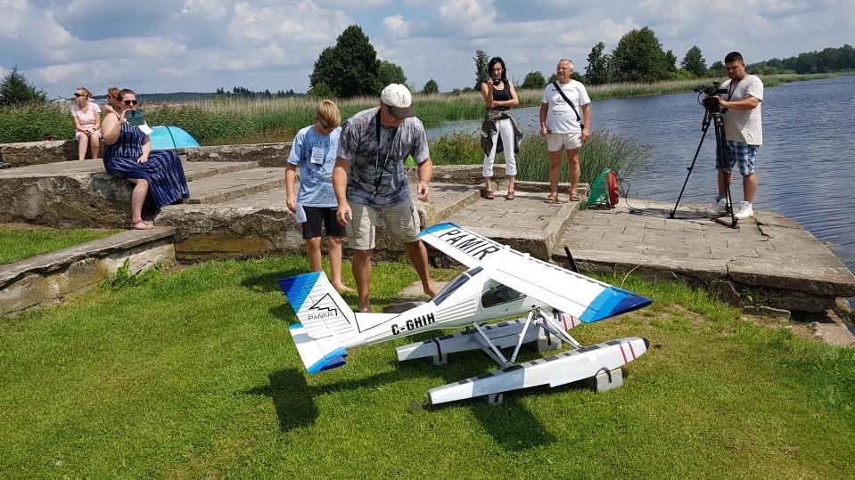 Nad Zalewem Siemianówka szybują samoloty
