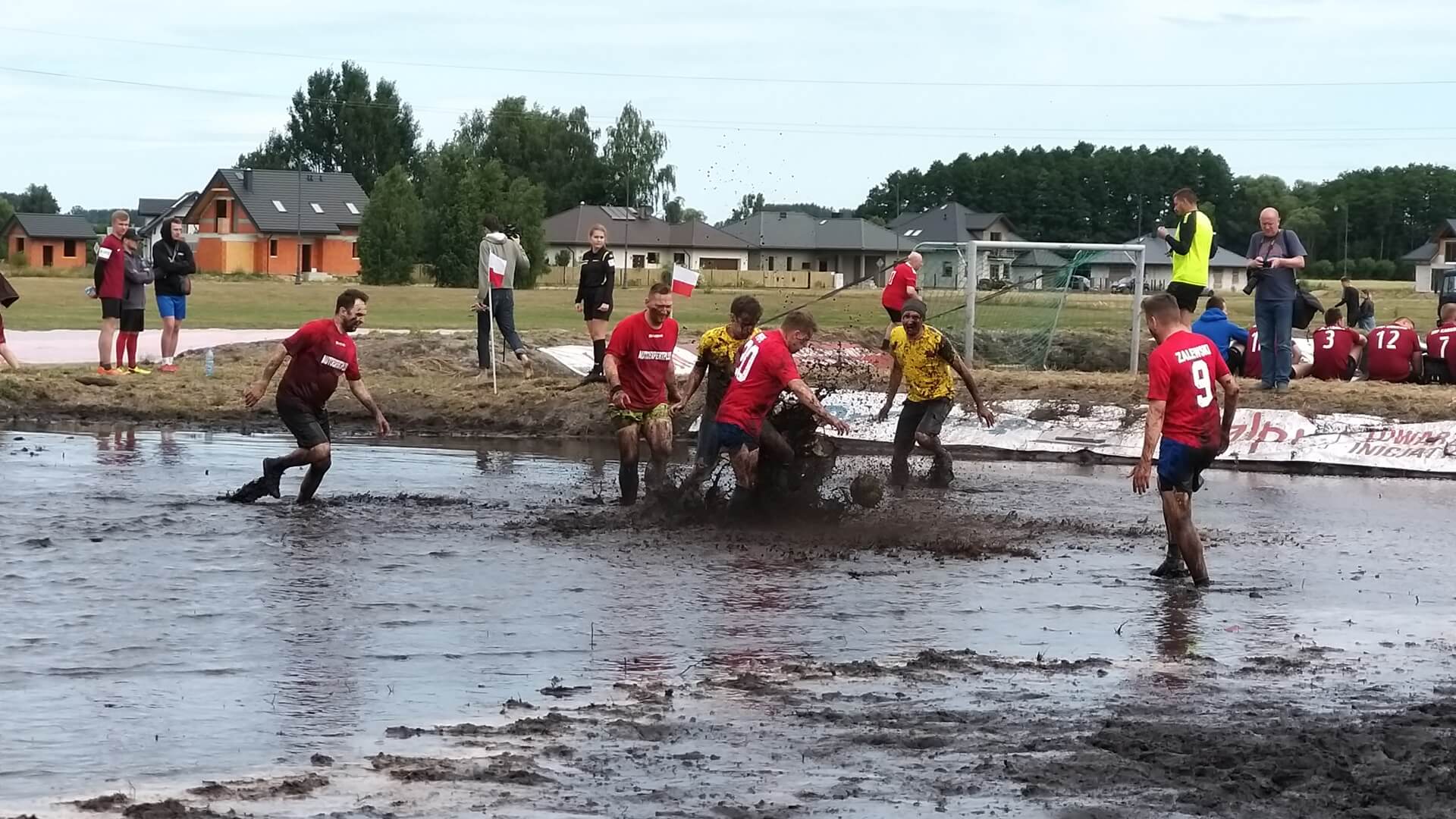 Truskawki, triathlon i błotna piłka nożna - trwają Ogólnopolskie Dni Truskawki w Korycinie [zdjęcia, wideo]