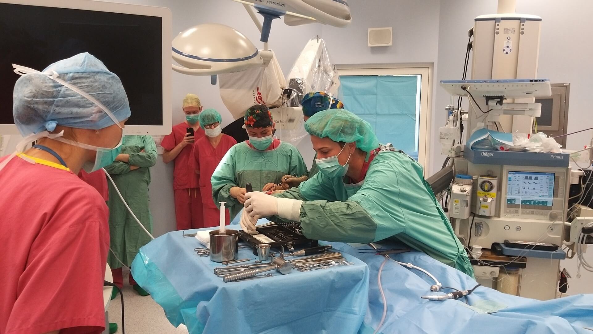 Lekarze z Białegostoku wykonali nowatorską operację wszczepienia implantu 3D