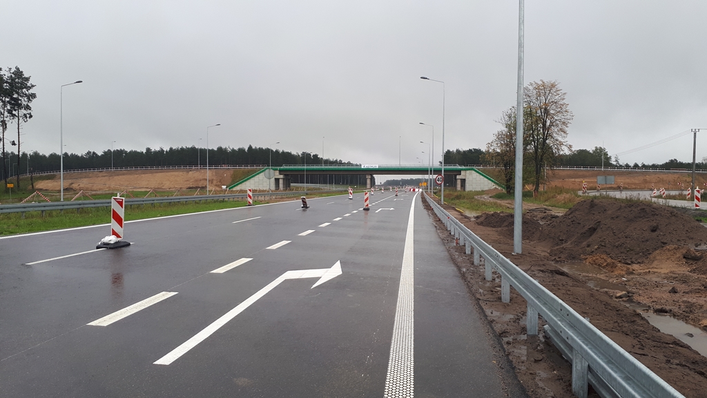 Jakie są zasady jazdy na autostradach i drogach ekspresowych?