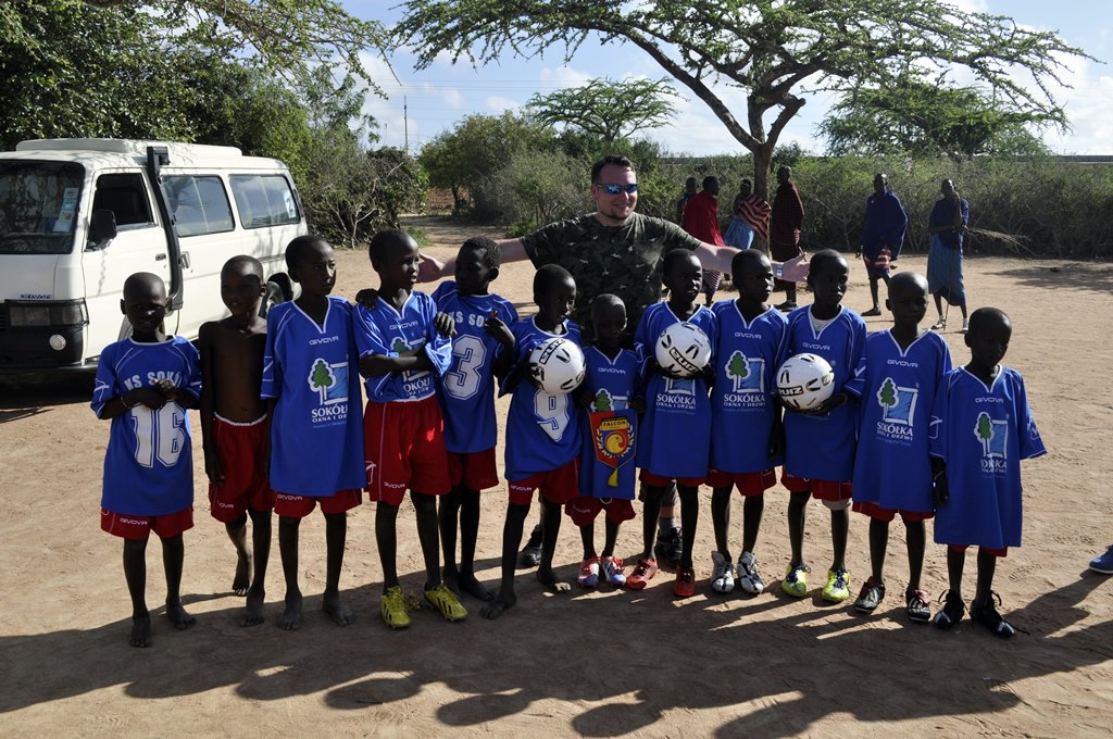 Dzieci z Kenii grają w piłkę w strojach z naszego regionu