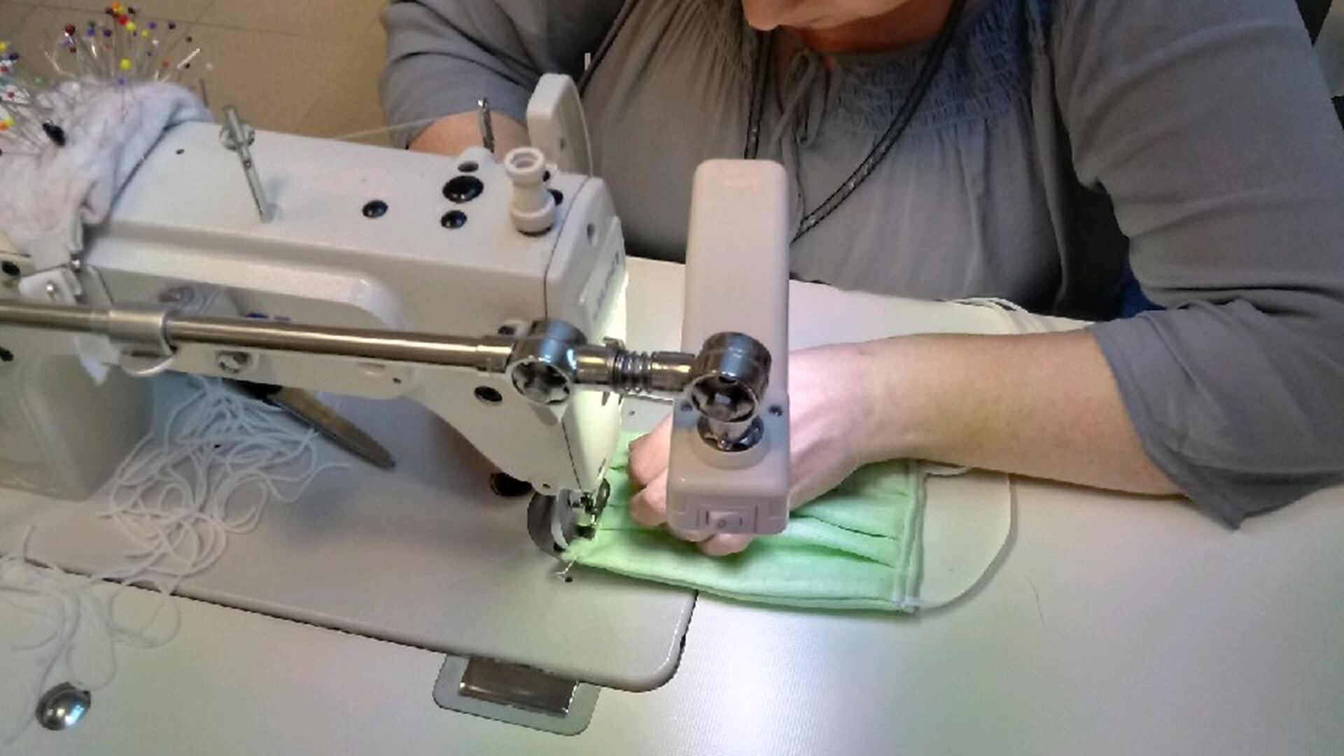 Pracownicy OiFP szyją maseczki ochronne