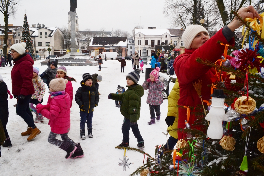 Przedszkolaki dekorowały choinki w parku w Augustowie