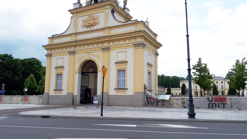 Na ogrodzeniu przy głównej bramie Pałacu Branickich pojawiły się siatki ochronne