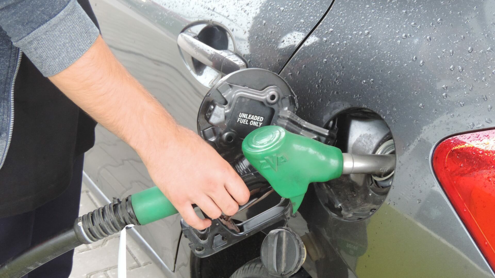 Niepotrzebny tłok na stacjach paliw