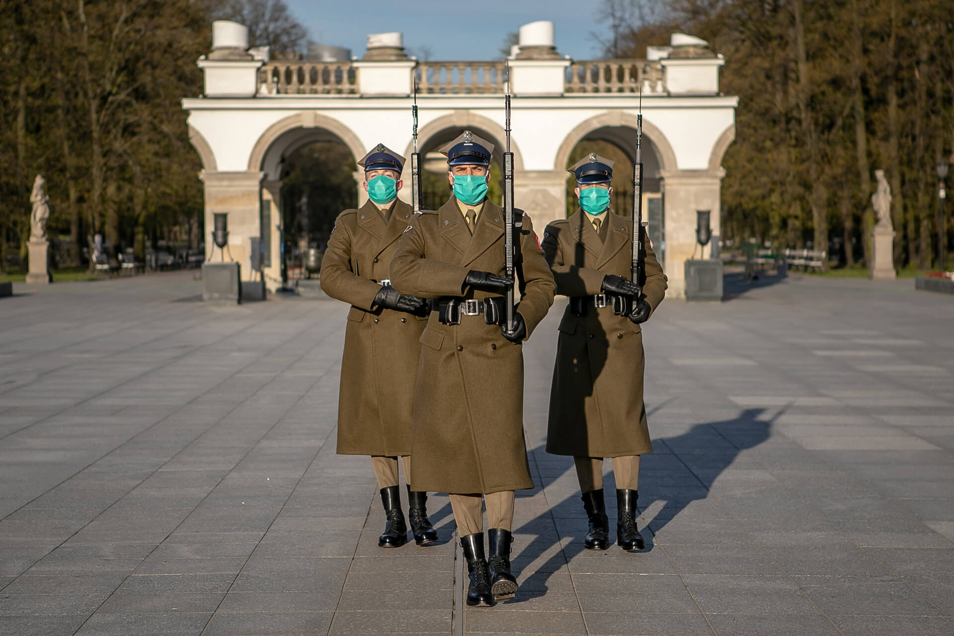 Po raz pierwszy w historii warta honorowa przy Grobie Nieznanego Żołnierza w maseczkach [zdjęcia, wideo]