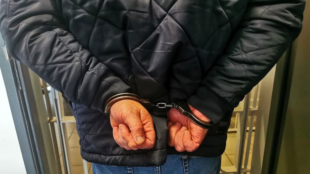 Podlascy policjanci zatrzymali oszusta, który uciekał taksówką do Warszawy