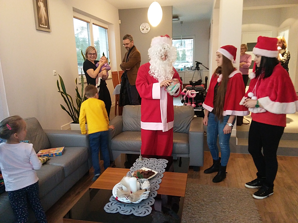 Wolontariusze białostockiej Fundacji "Pomóż Im" rozdają prezenty swoim podopiecznym