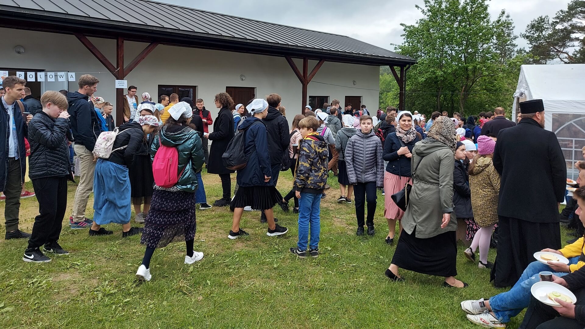 Młodzież prawosławna modli się na Św. Górze Grabarce podczas Paschalnej Pielgrzymki