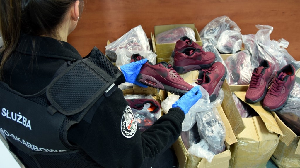 Podlaska KAS przekazała Caritas podrabianą odzież znanych marek