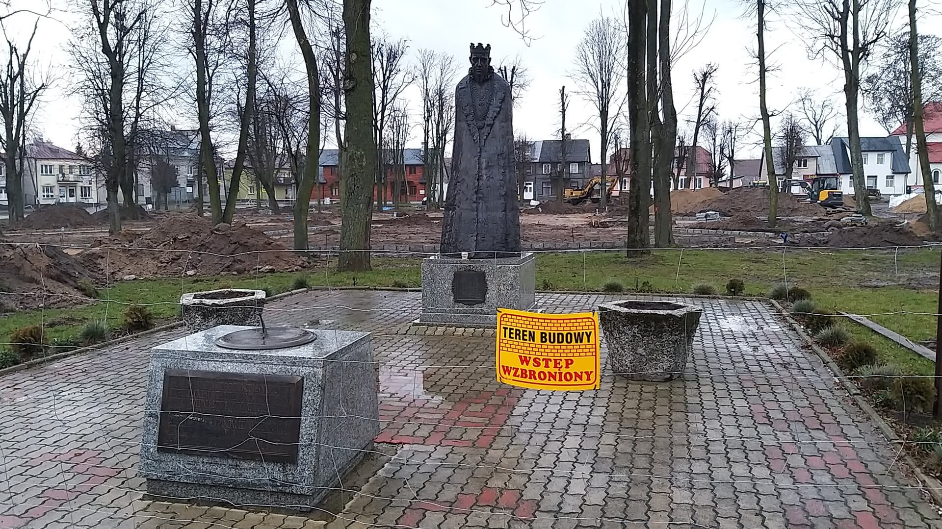 Trwa remont rynku w Knyszynie - będą nowe alejki, ławki i fontanna