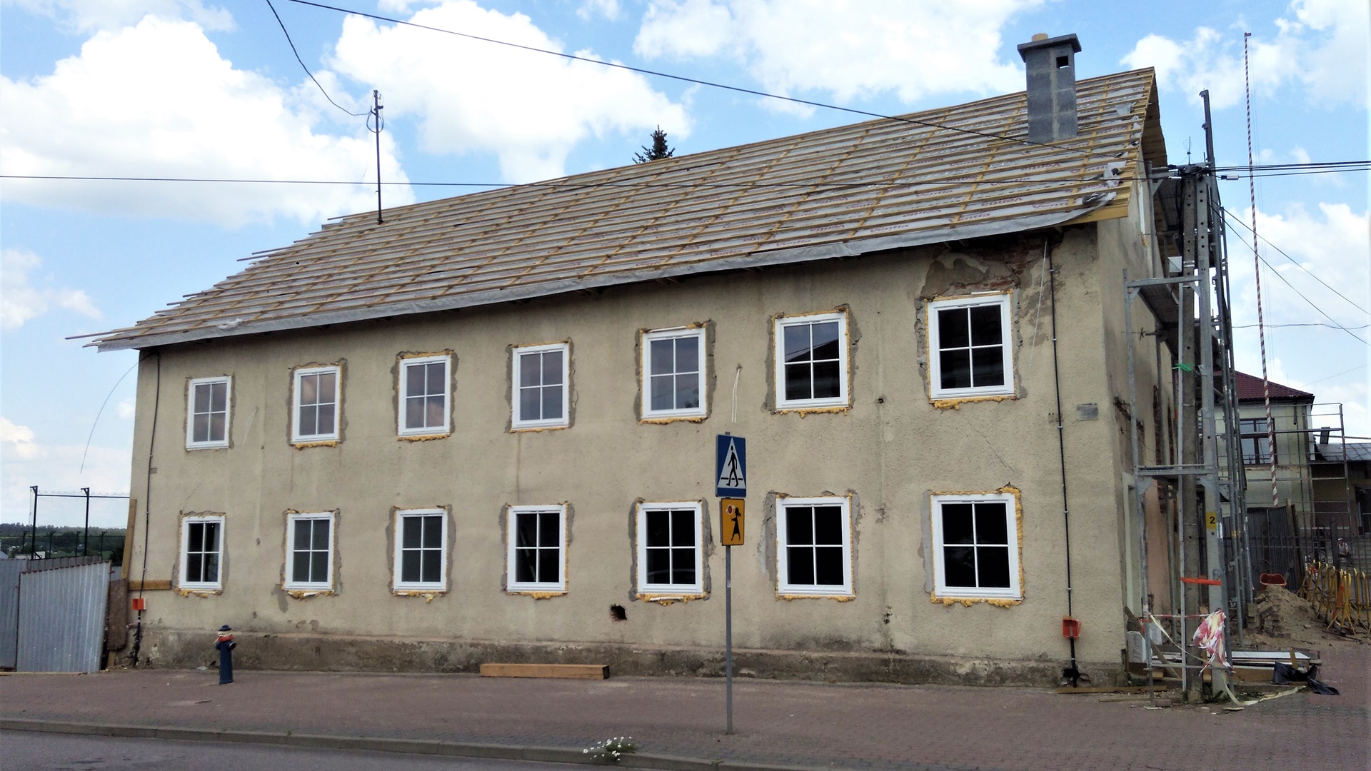 Kwadratowe czy półokrągłe - spór o okna w zabytkowej bożnicy w Suchowoli