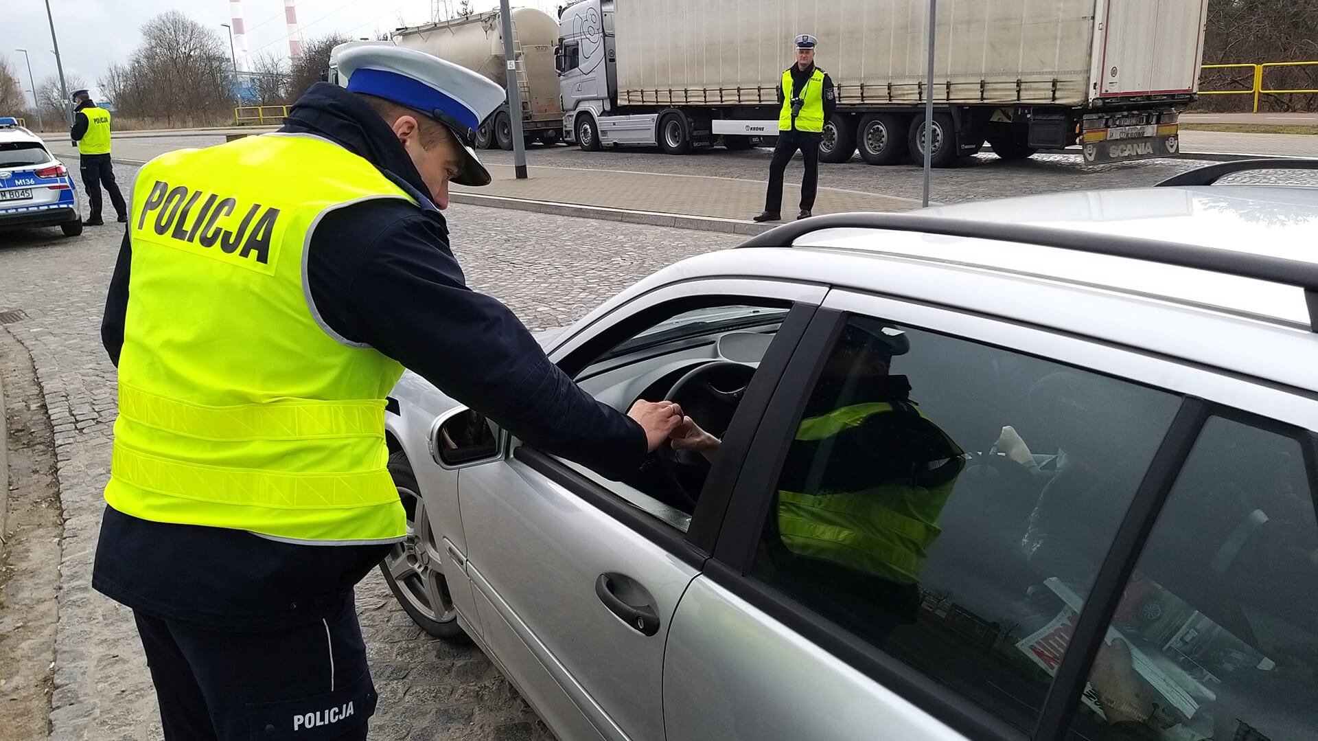 Czy w internecie można ostrzegać przed kontrolami drogowymi policji?