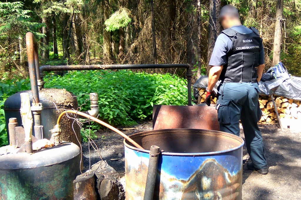 Podlascy celnicy zlikwidowali dużą bimbrownię w lesie k. Gródka