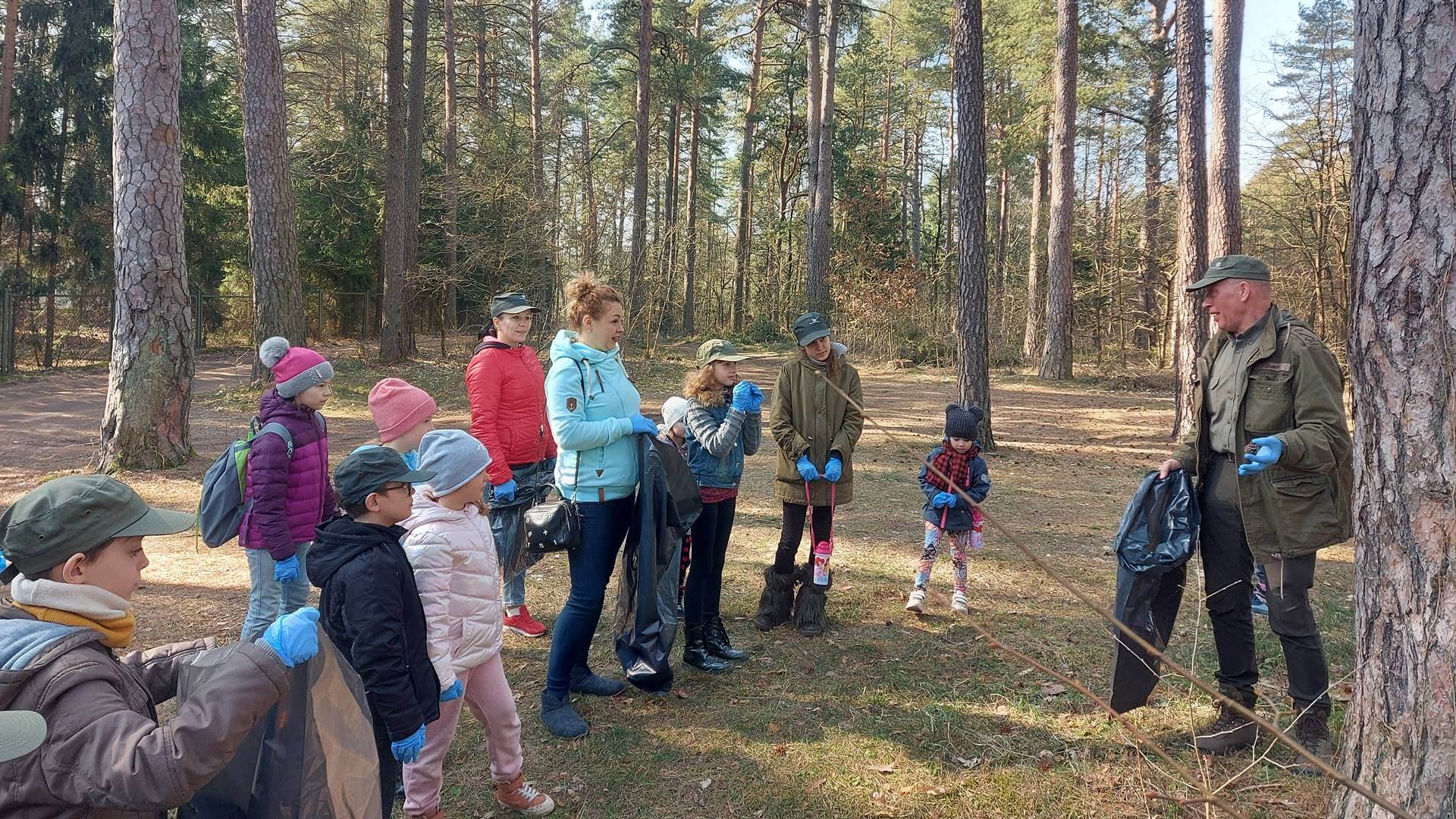 Leśnicy z Augustowa prowadzą zajęcia edukacyjne dla ukraińskich uchodźców