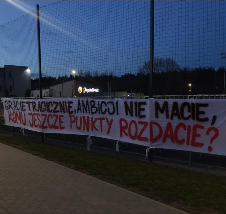 Kibice Jagiellonii są zawiedzeni postawą zespołu - wywiesili transparent na płocie ośrodka treningowego