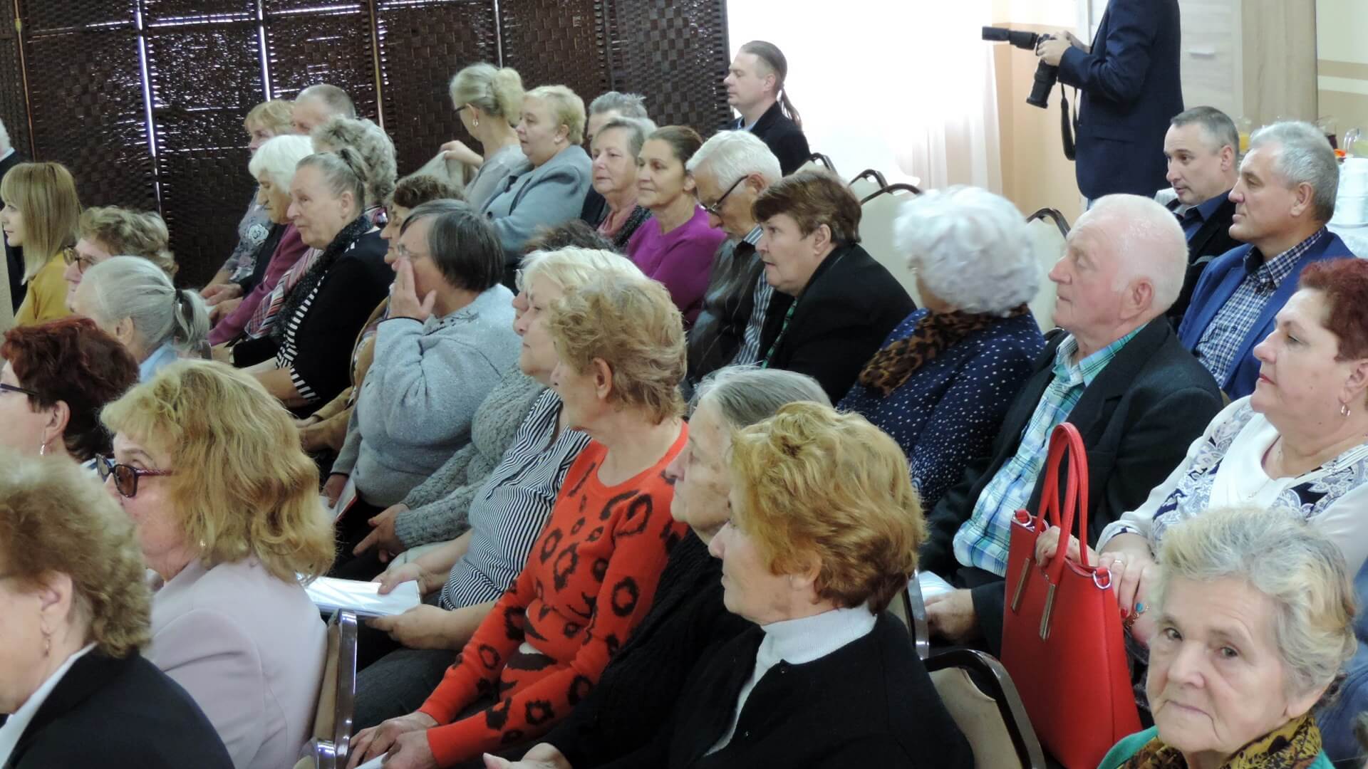 W związku z koronawirusem seniorzy powinni unikać dużych skupisk