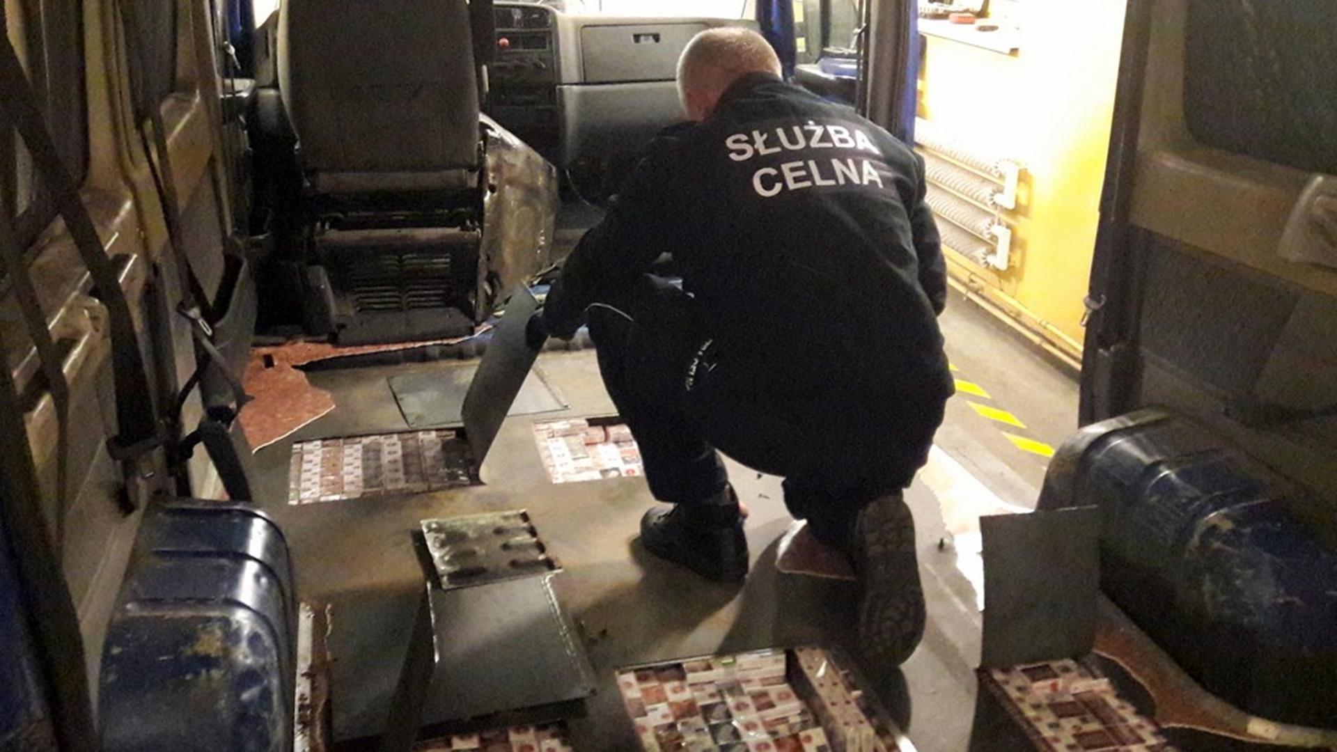 W Bobrownikach funkcjonariusze KAS udaremnili przemyt ponad 3 tys. paczek papierosów