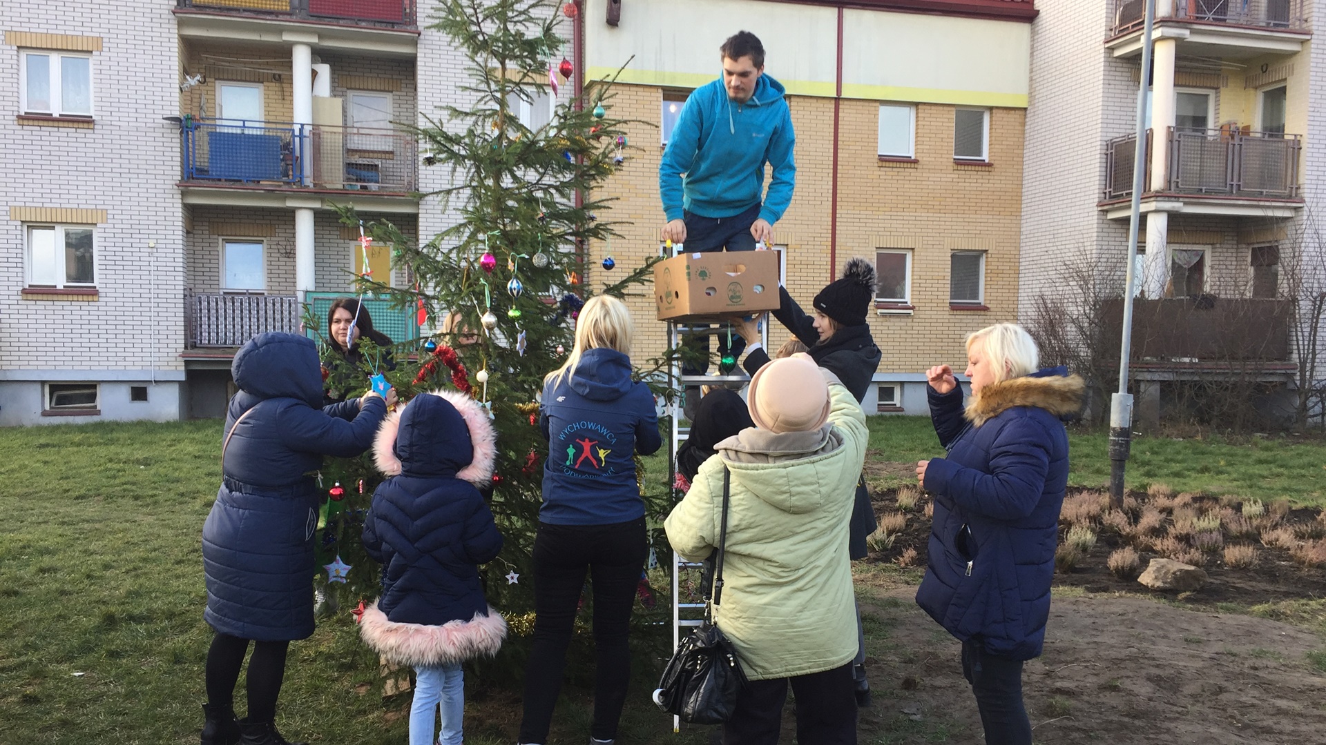 Było wspólne ubieranie drzewka i łamanie się opłatkiem - wigilia na białostockich Starosielcach