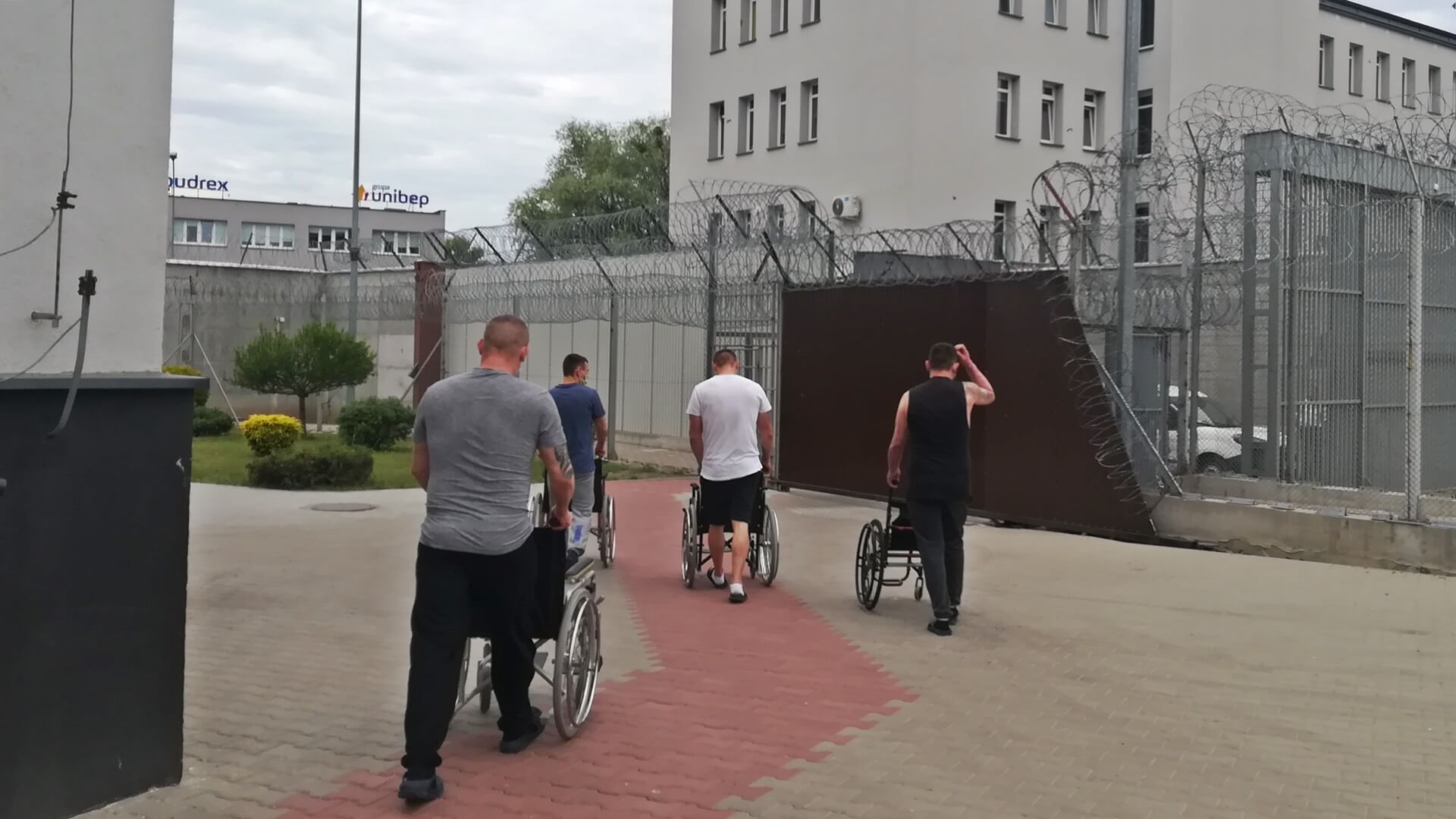 Osadzeni z białostockiego zakładu karnego przekazali potrzebującym wyremontowane wózki inwalidzkie