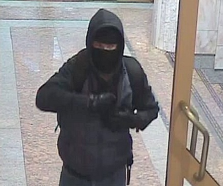 12 lat więzienia grozi 20-latkom z Suwałk za napady na sklepy