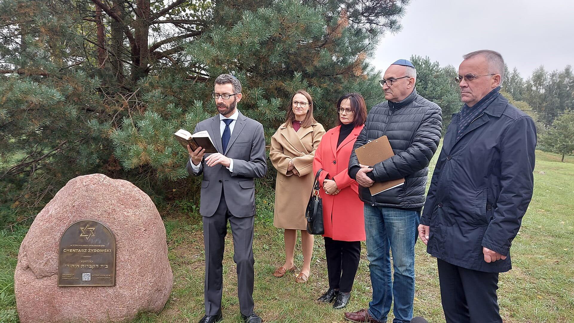 Żydowski cmentarz w Orli ze specjalnym oznakowaniem Narodowego Instytutu Dziedzictwa