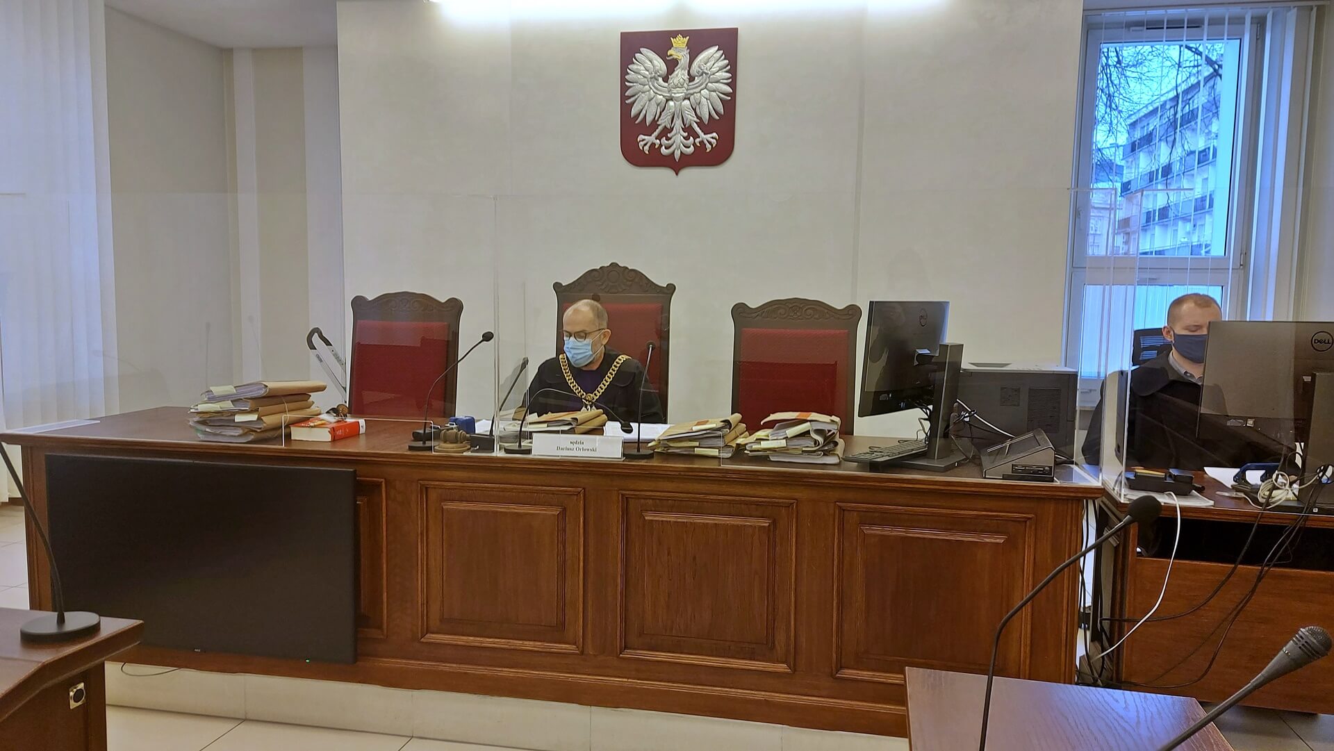 Białostocki sąd złagodził karę mężczyźnie, który wyrzucił psa przez okno z ósmego piętra