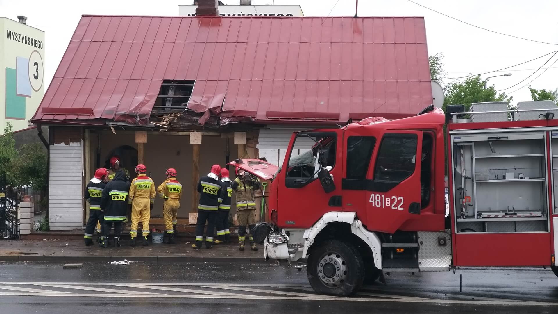 Wóz strażacki uderzył w dom w Sokółce [zdjęcia, wideo]