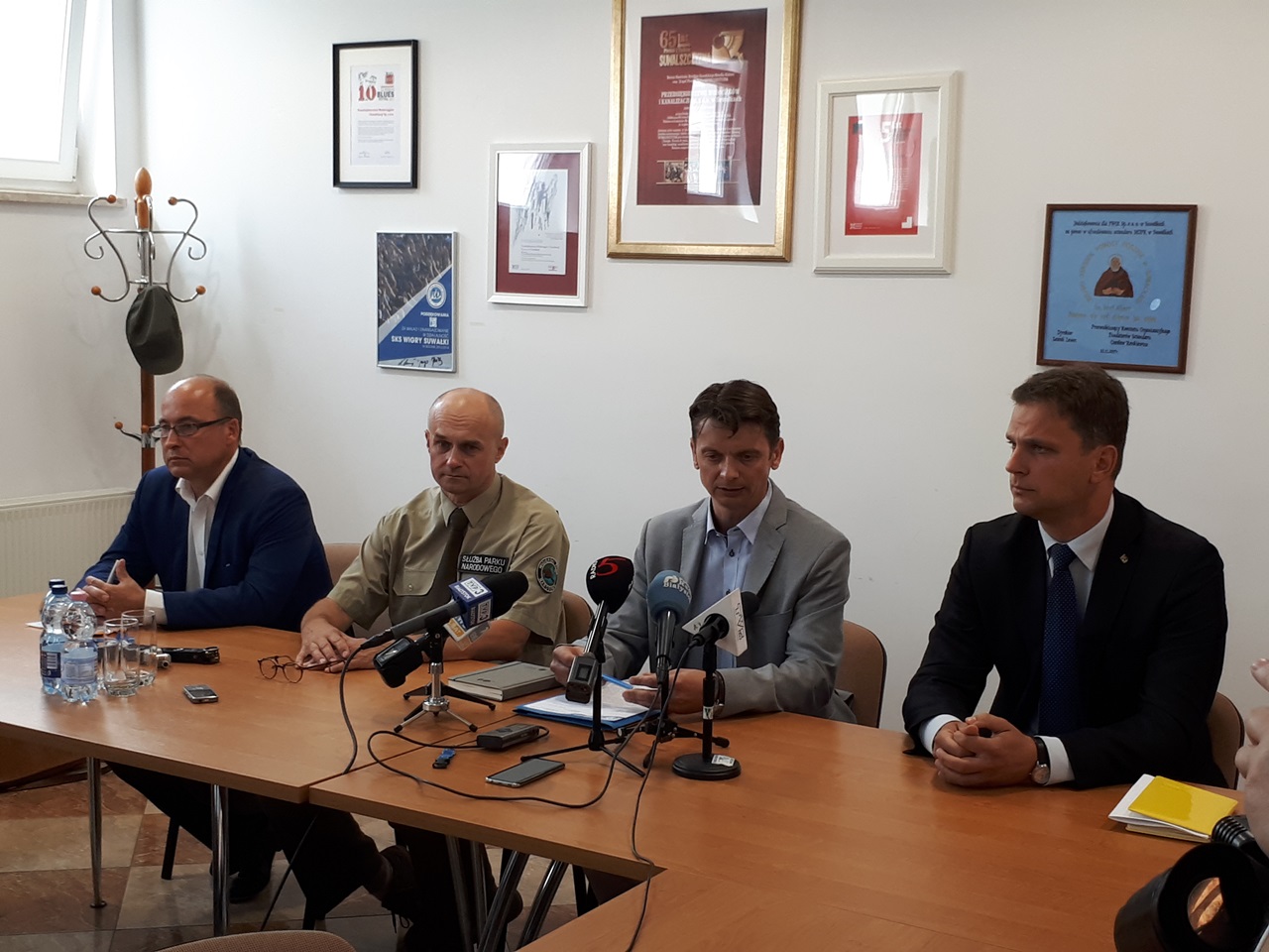 Pracownicy Wigierskiego Parku Narodowego zebrali ponad 100 kg martwych ryb z Czarnej Hańczy