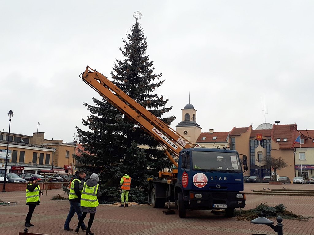 Na Starym Rynku w Łomży stanęła świąteczna choinka