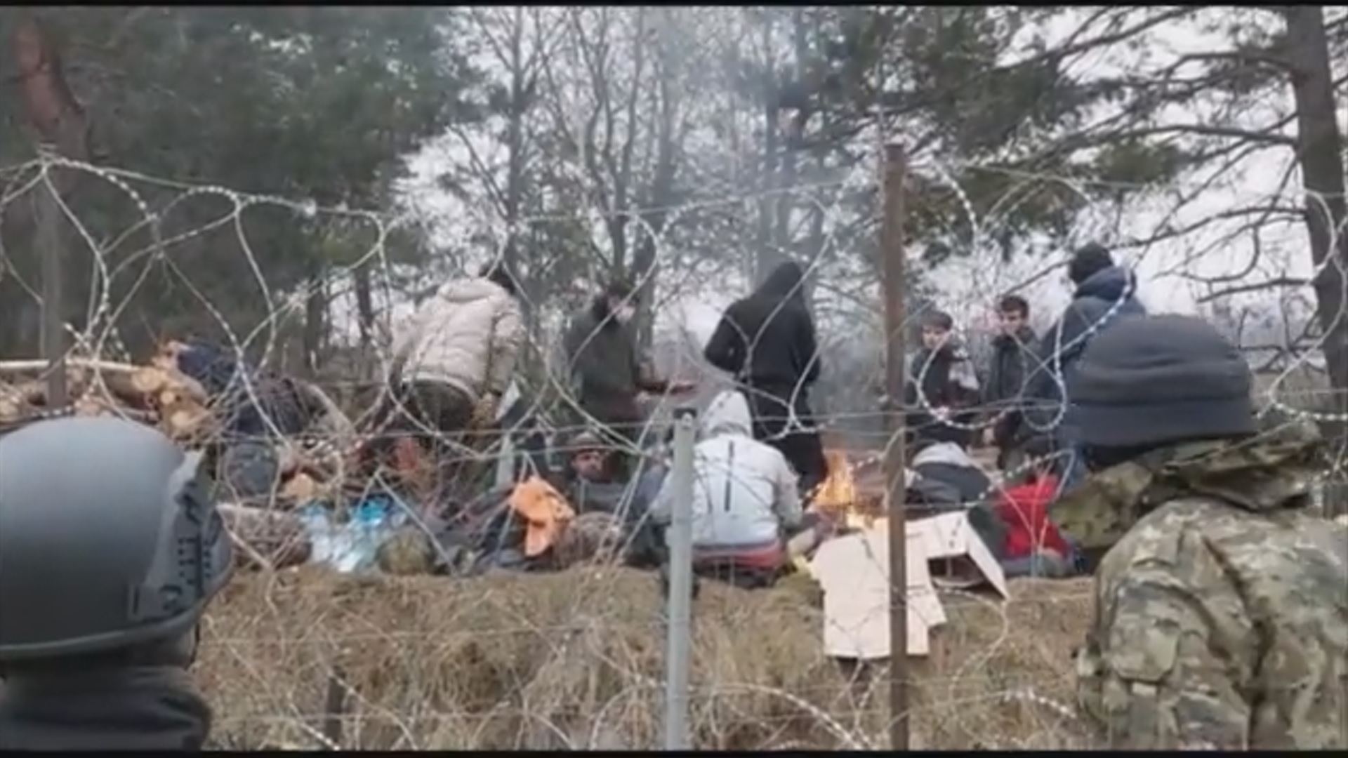 Migranci wracają po ataku do swojego obozowiska