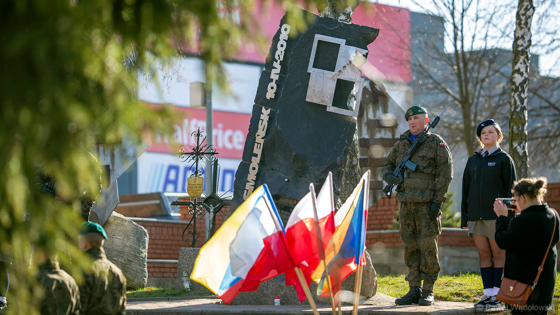 W Łomży uczczono pamięć ofiar Katynia i katastrofy smoleńskiej [zdjęcia]