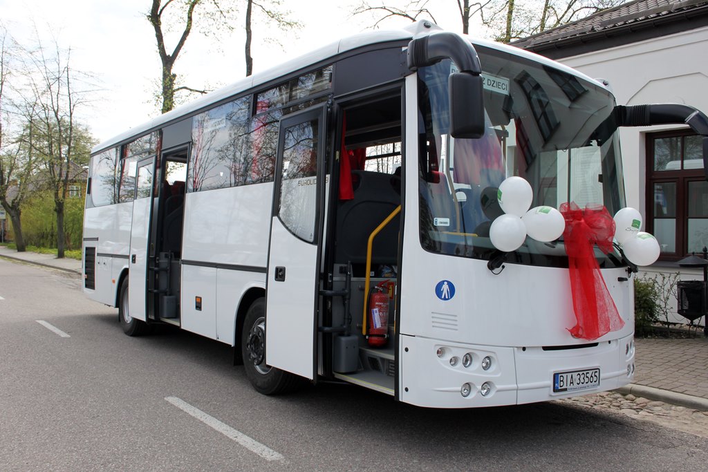 Uczniowie do Zespołu Szkół w Sobolewie dojeżdżają teraz nowym autokarem